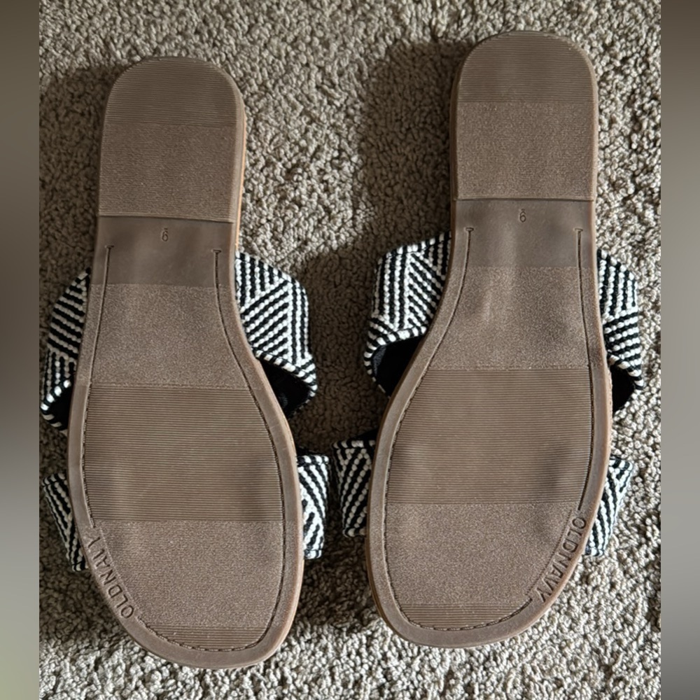 Old Navy Woven-Texture Criss Cross Black and White Patterned Sandals - Picture 2 of 3